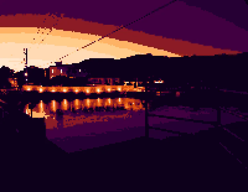 同じ写真を夕焼けのパレットでドット絵に変換した例。紫からオレンジの階調に置き換わっている
