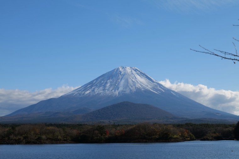 変換前の山と湖の写真