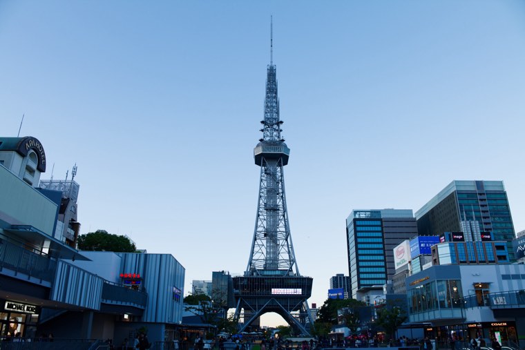 変換前の街とタワーの写真